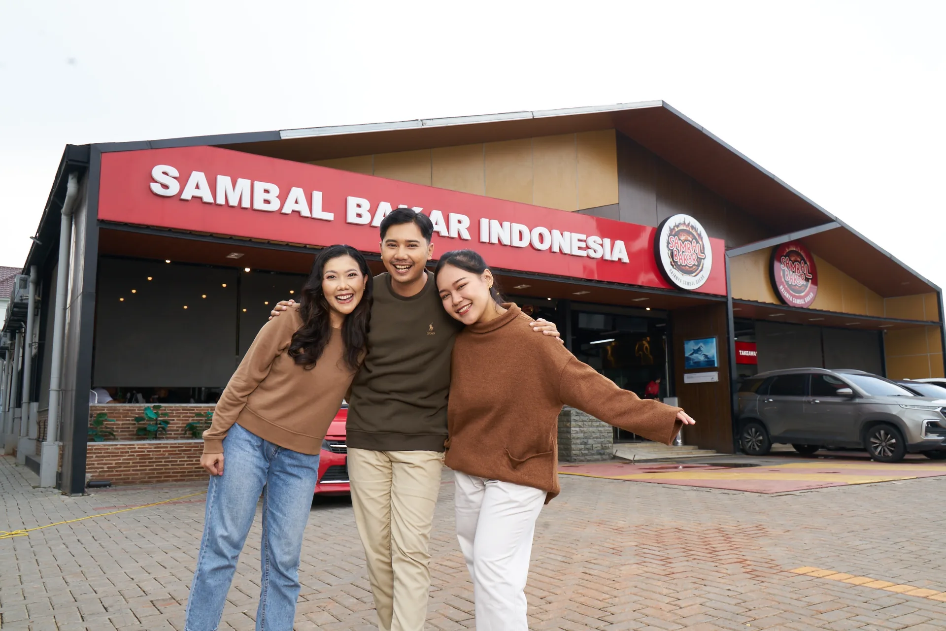 Tiga anggota tim SBIG di depan outlet Sambal Bakar Indonesia